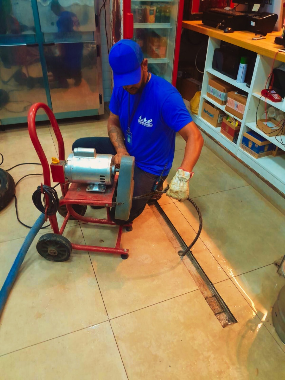 Profissional desentupindo um cano