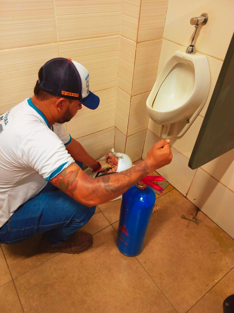 Profissional da Desentupidora MR-TEC trabalhando